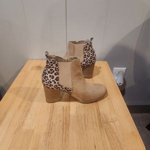 Ladies boots Sz 8.5 Tan colored with animal print.